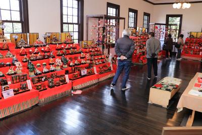 たくさんのひな人形が飾られている写真