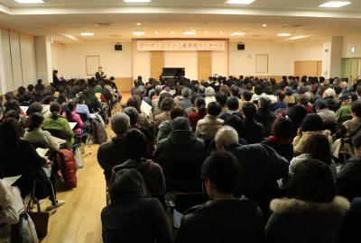 演奏を聴く町民たちの写真