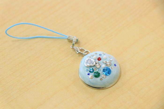 キラキラキーホルダー作り3