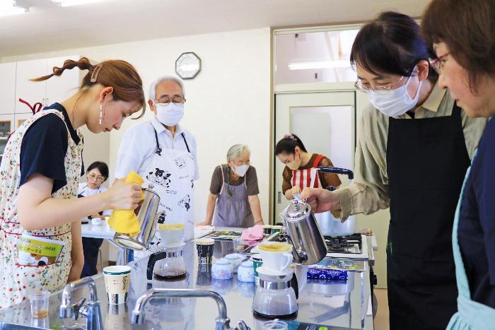 成人講座「プロに教わる！珈琲教室」の様子1