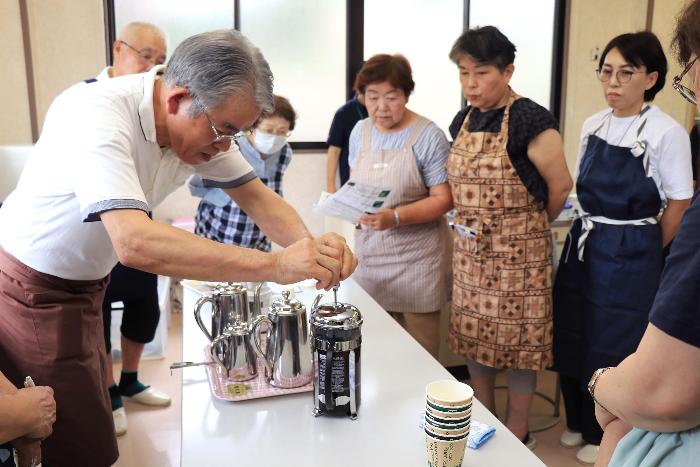 成人講座「プロに教わる！珈琲教室」の様子2