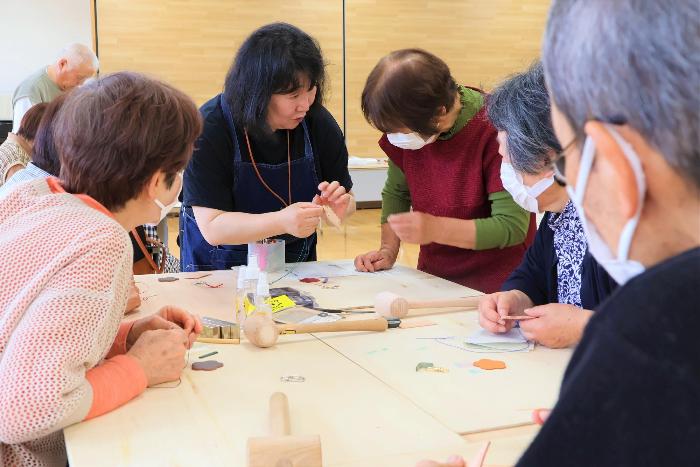 成人講座「革製品を作ってみよう」の様子2