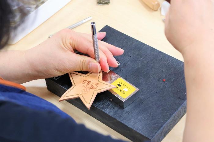 成人講座「革製品を作ってみよう」の様子3