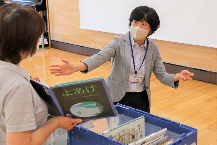 絵本の読み聞かせ講座の様子