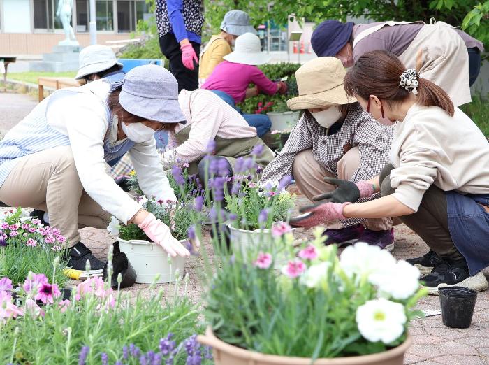 花の寄せ植え教室（成人講座）の様子
