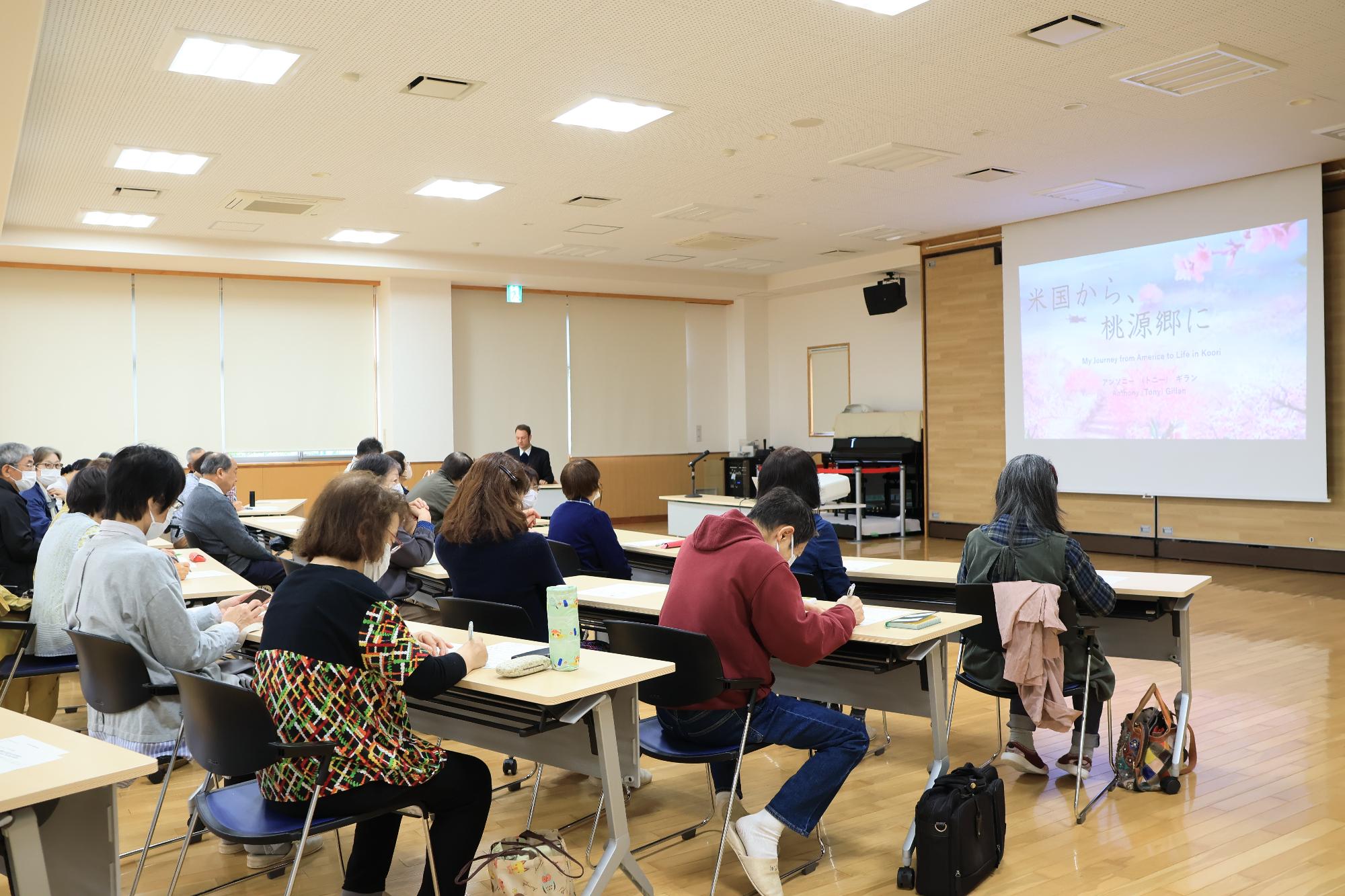 成人講座「世界から見た日本の良さ」の様子