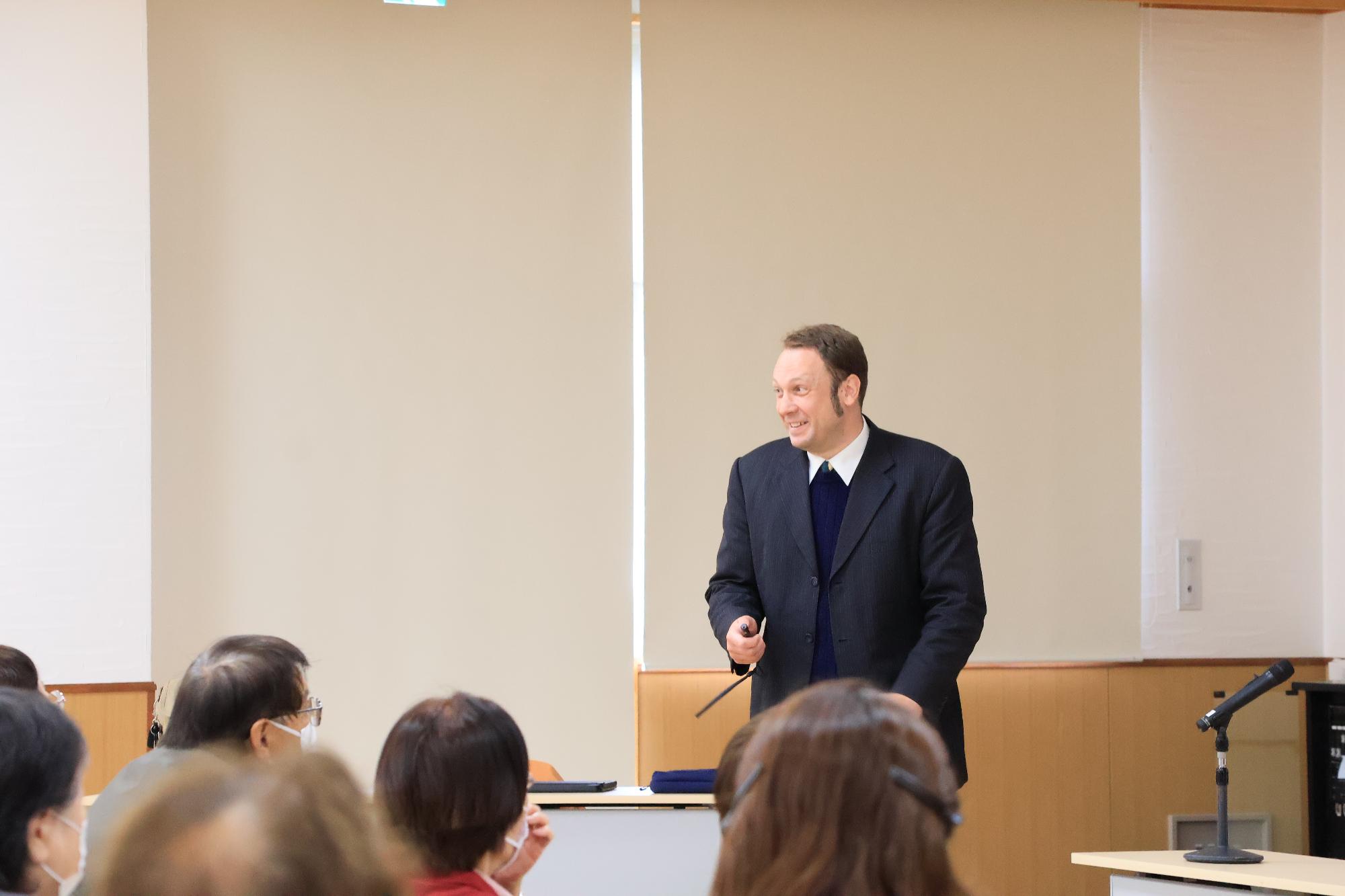 成人講座「世界から見た日本の良さ」の様子5