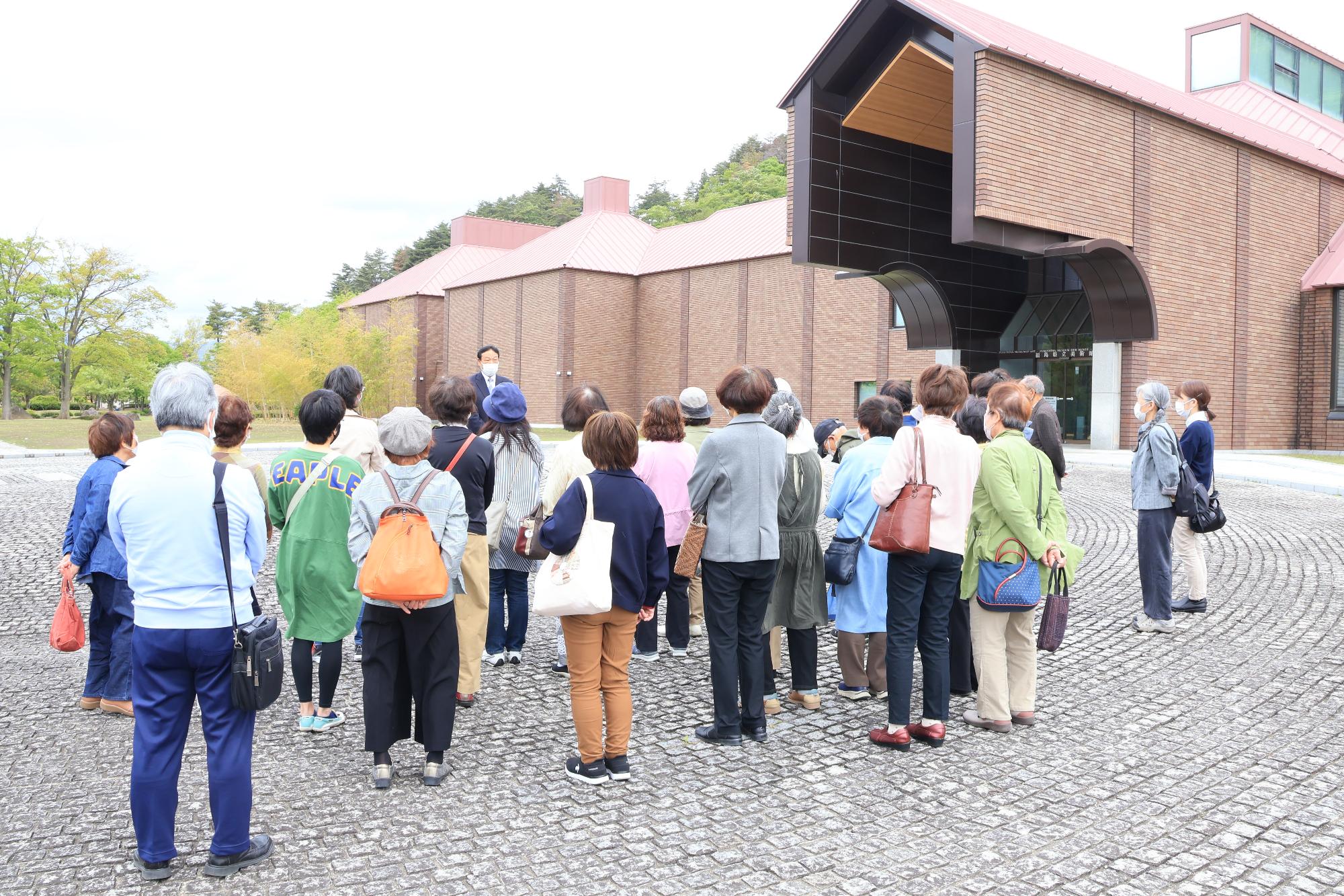 成人講座の美術館鑑賞の様子2