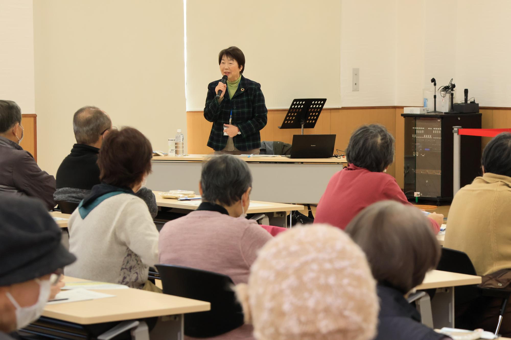 成人講座「終活について～これからの人生を考えよう～」の様子4