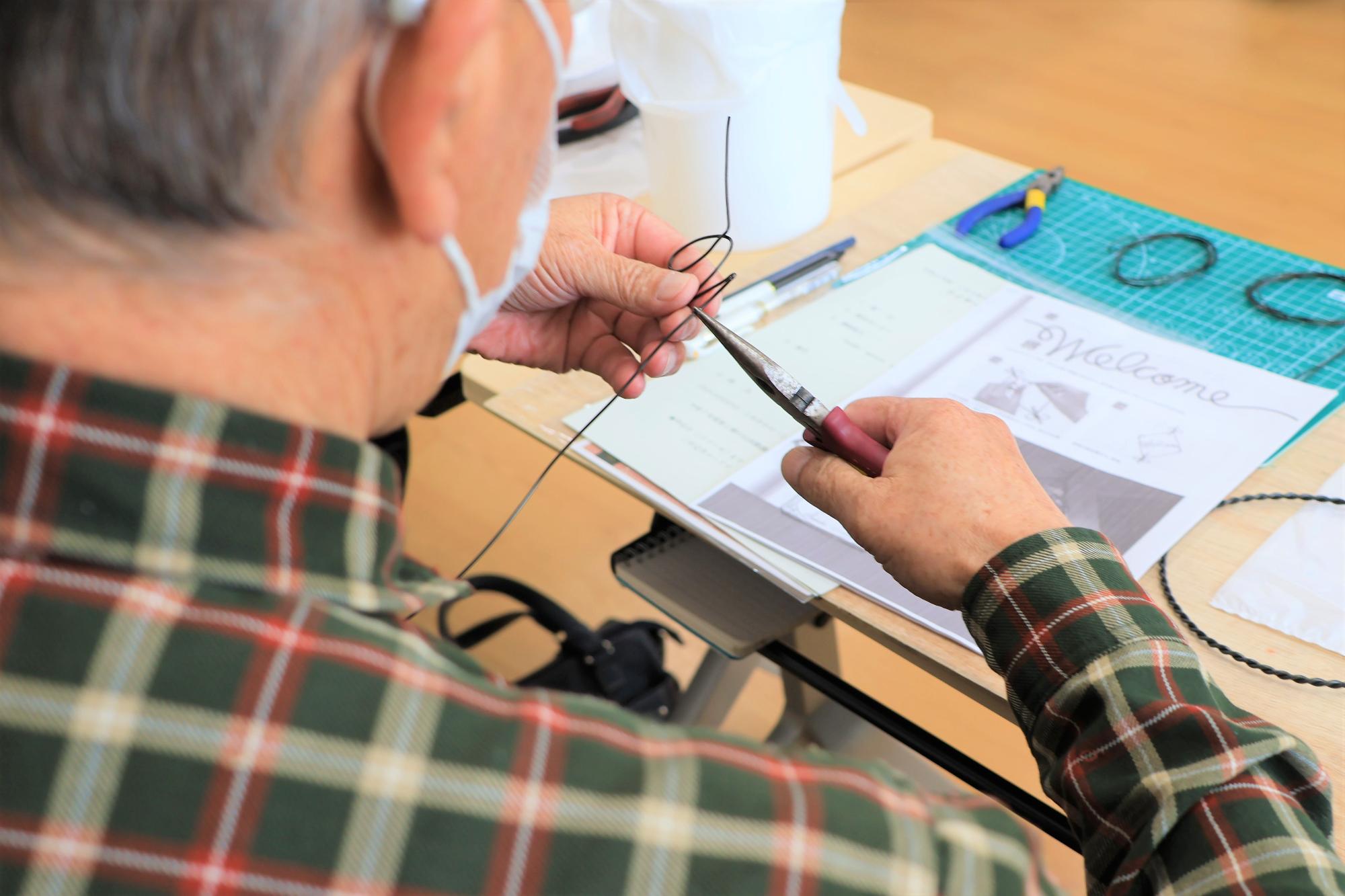 成人講座「ワイヤークラフト教室の様子