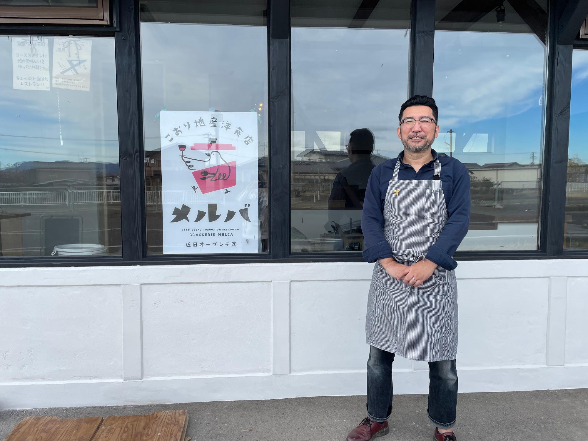 店舗の前に立つオーナーの南澤さんの画像