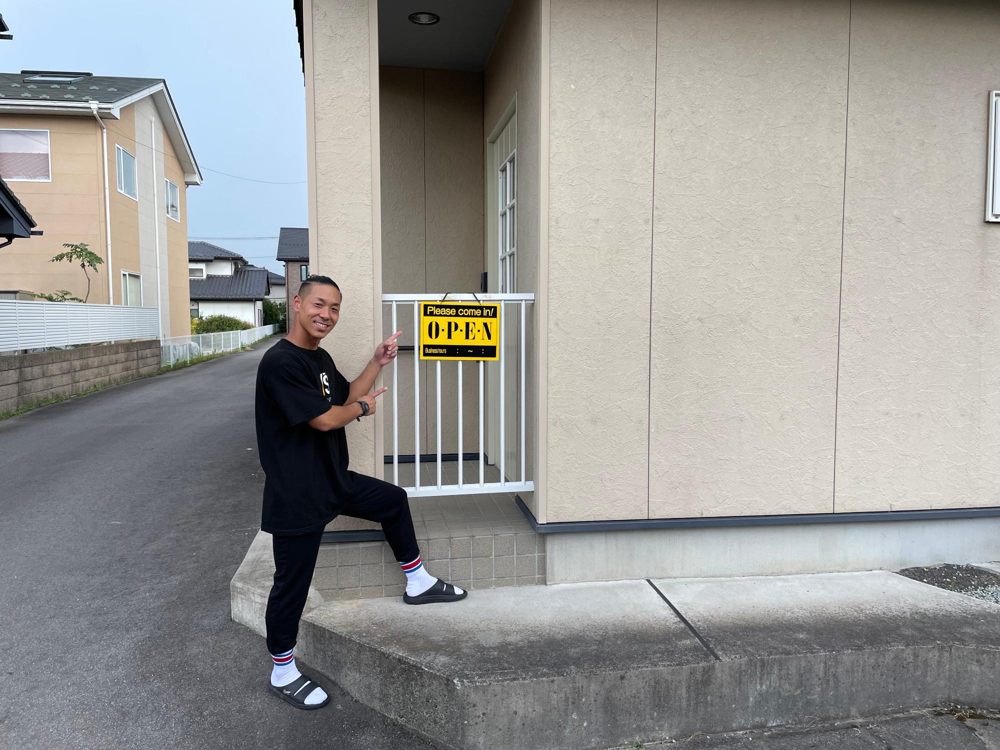 看板を指すトレーナーの大友さん