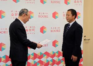 町長より認定書の交付を受ける写真の様子1