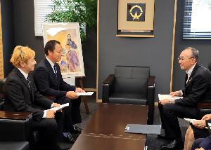 懇談の様子の画像