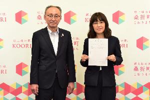 高橋町長と西野優香（にしのゆうか）さんの画像