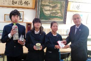 空き缶のプルタブを集め