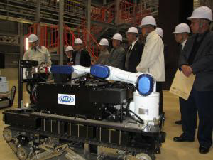 町民会議役員が、遠隔技術開発センターの機材などの説明を受けている様子の写真