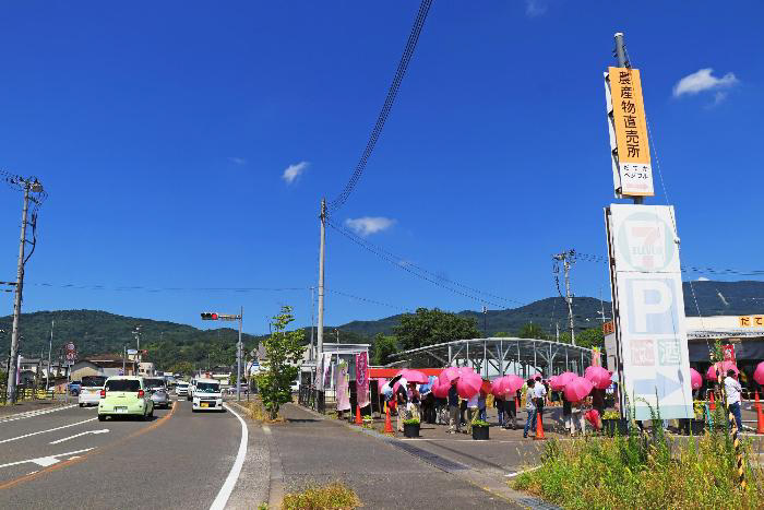 直売所に人が並んでいる様子