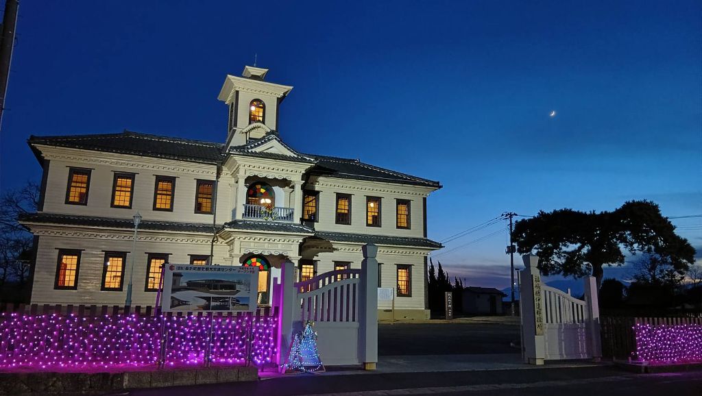 旧伊達郡役所ライトアップの写真