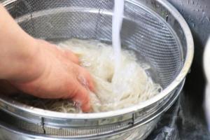 5. ゆでて、冷水でしめるの様子