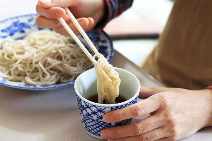 食卓でそばを食べる様子