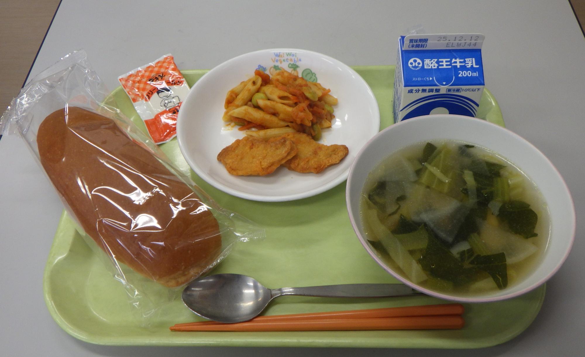 コッペパン、牛乳、野菜コンソメスープ、チキンナゲット、ペンネアラビアータ、クリームゴールドの写真