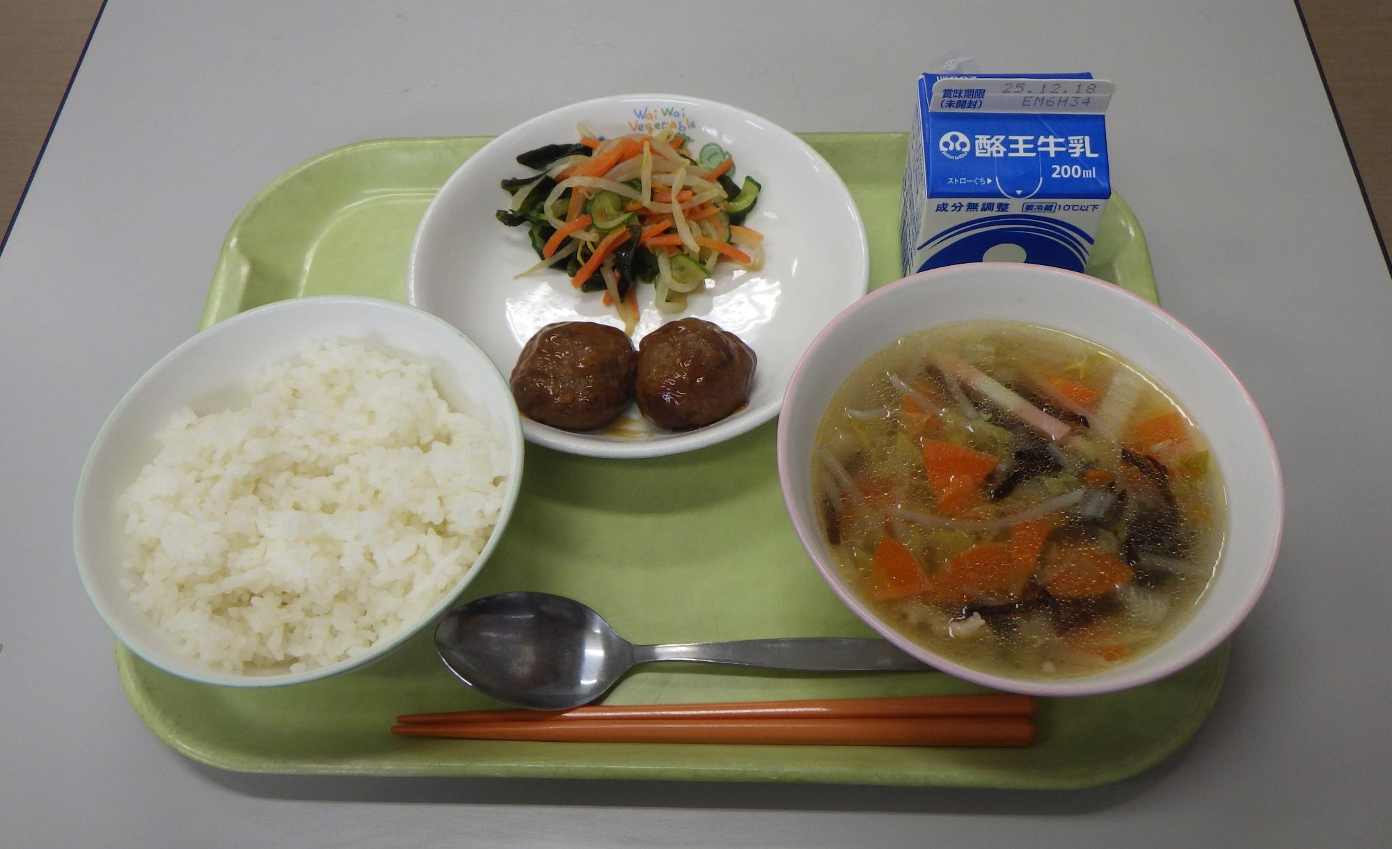 ごはん、牛乳、チャプスイ、照り焼き肉団子、わかめ和えの写真