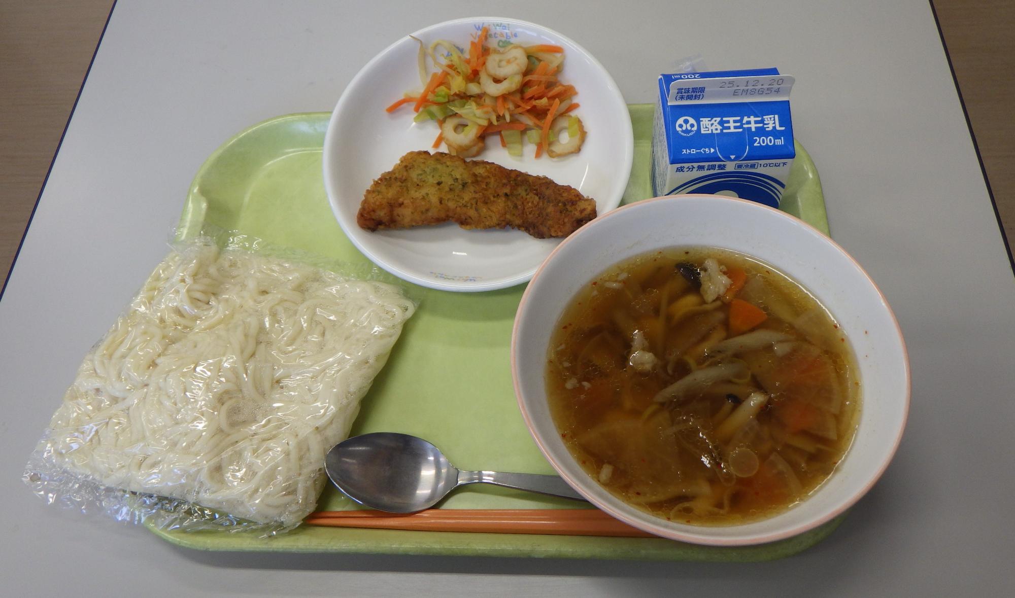 ソフト麺、牛乳、芋煮かけ汁、タラの磯辺立田、からし和えの写真