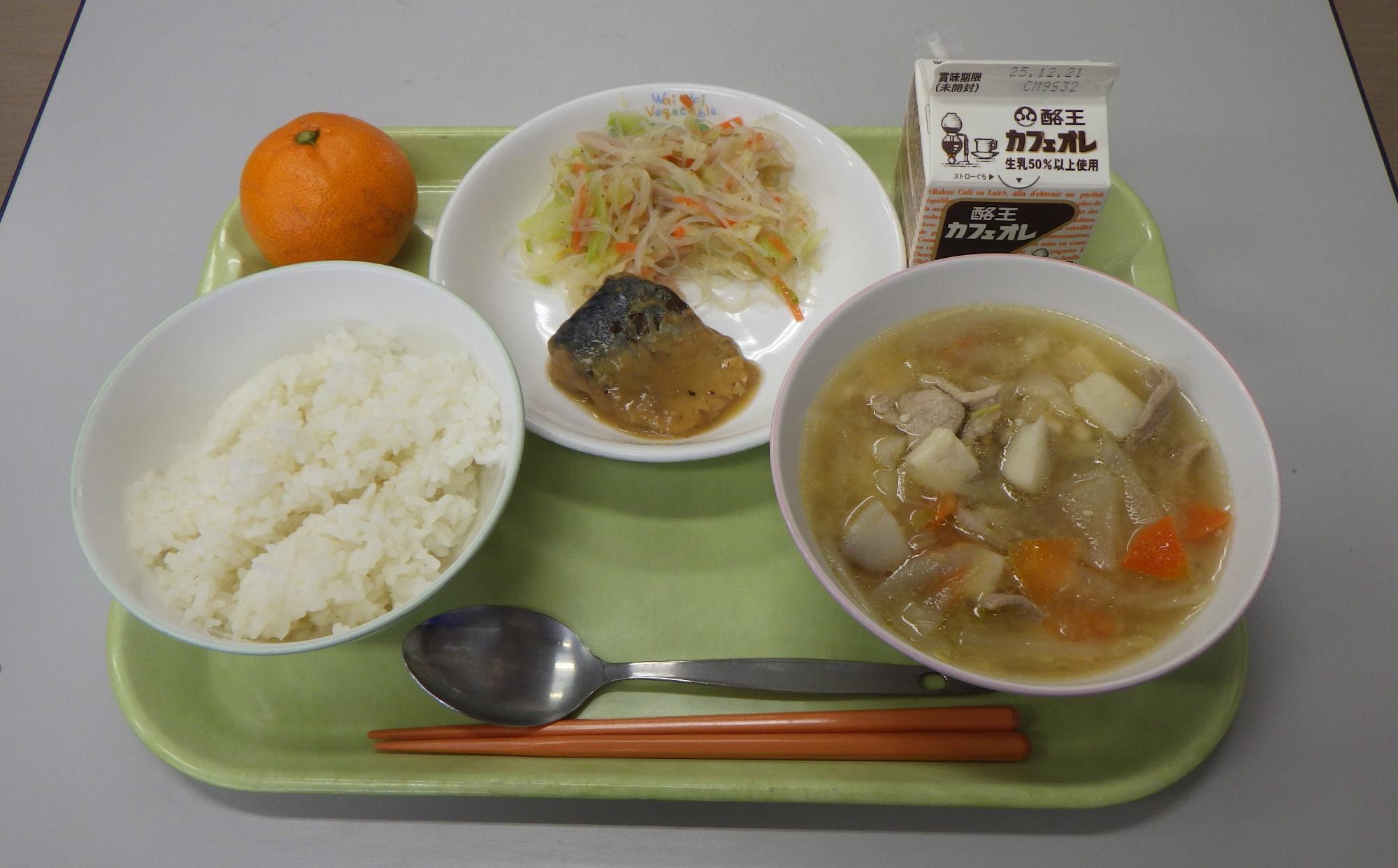 ごはん、カフェオレ、豚汁、さばのみそ煮、春雨サラダ、みかんの写真
