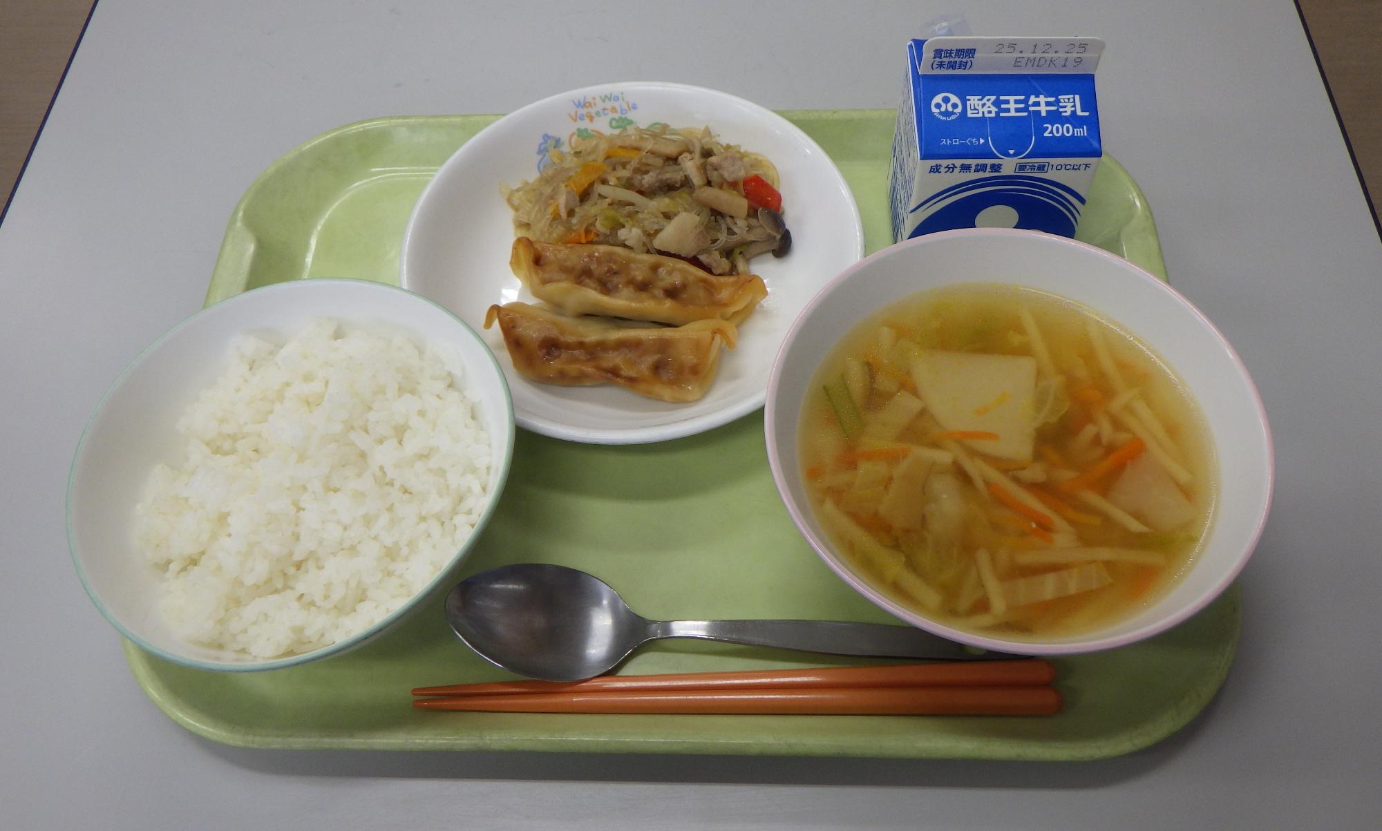 ごはん、牛乳、寒天スープ、ぎょうざ、チャプチェの写真