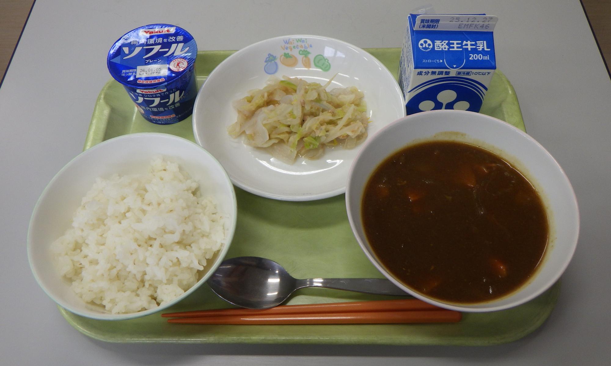 麦ごはん、牛乳、チキンカレー、こんにゃくサラダ、ヨーグルトの写真