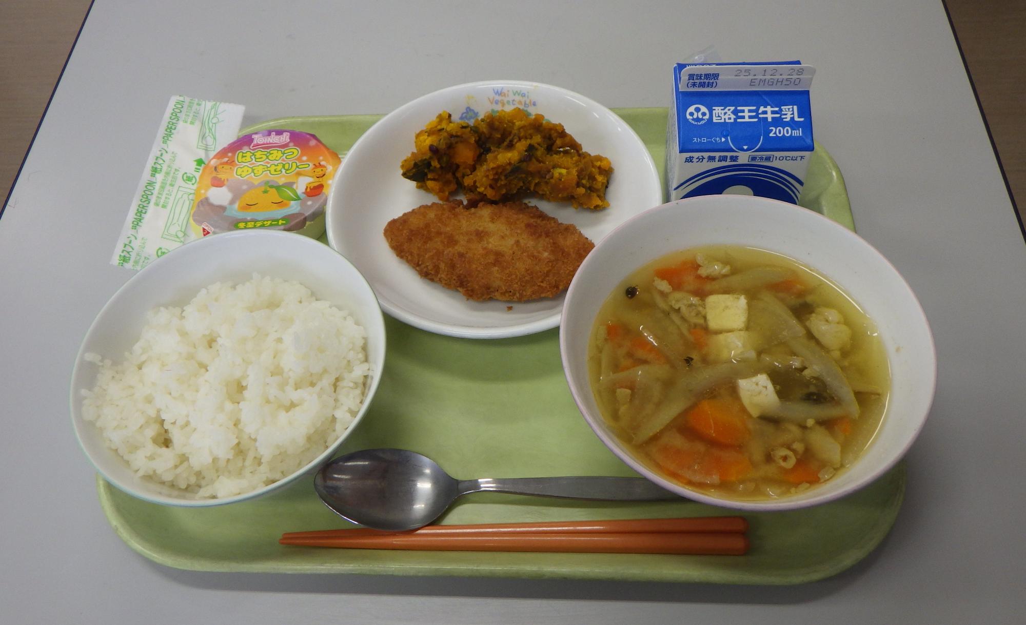 カルシウム入りごはん、牛乳、鶏ごぼう汁、ホッケフライ、パックソース、冬至かぼちゃ、はちみつゆずゼリーの写真