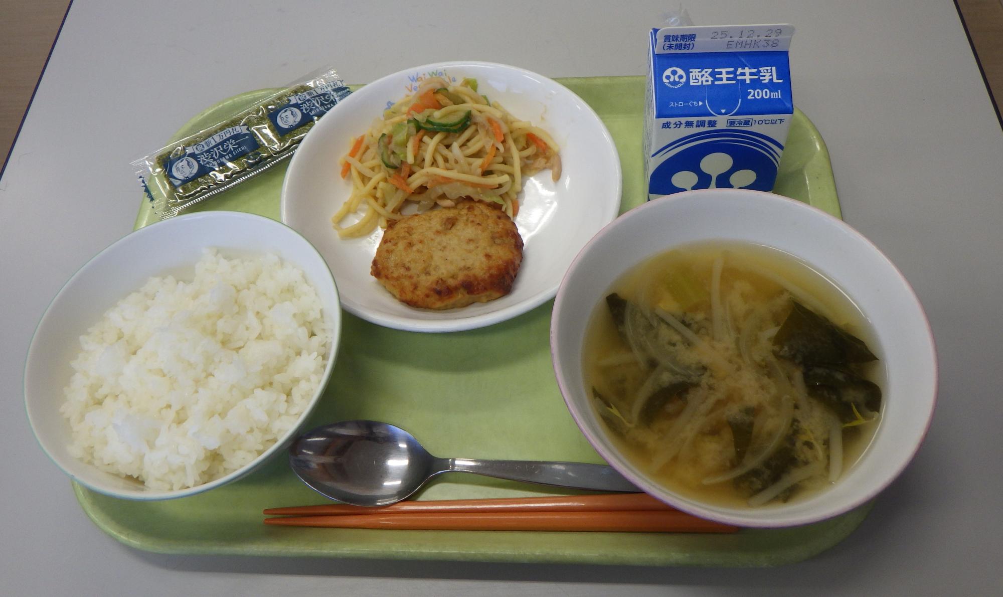 ごはん、味付け海苔、牛乳、豆腐と玉ねぎのみそ汁、とりと豆腐のハンバーグ、サラダスパゲティの写真