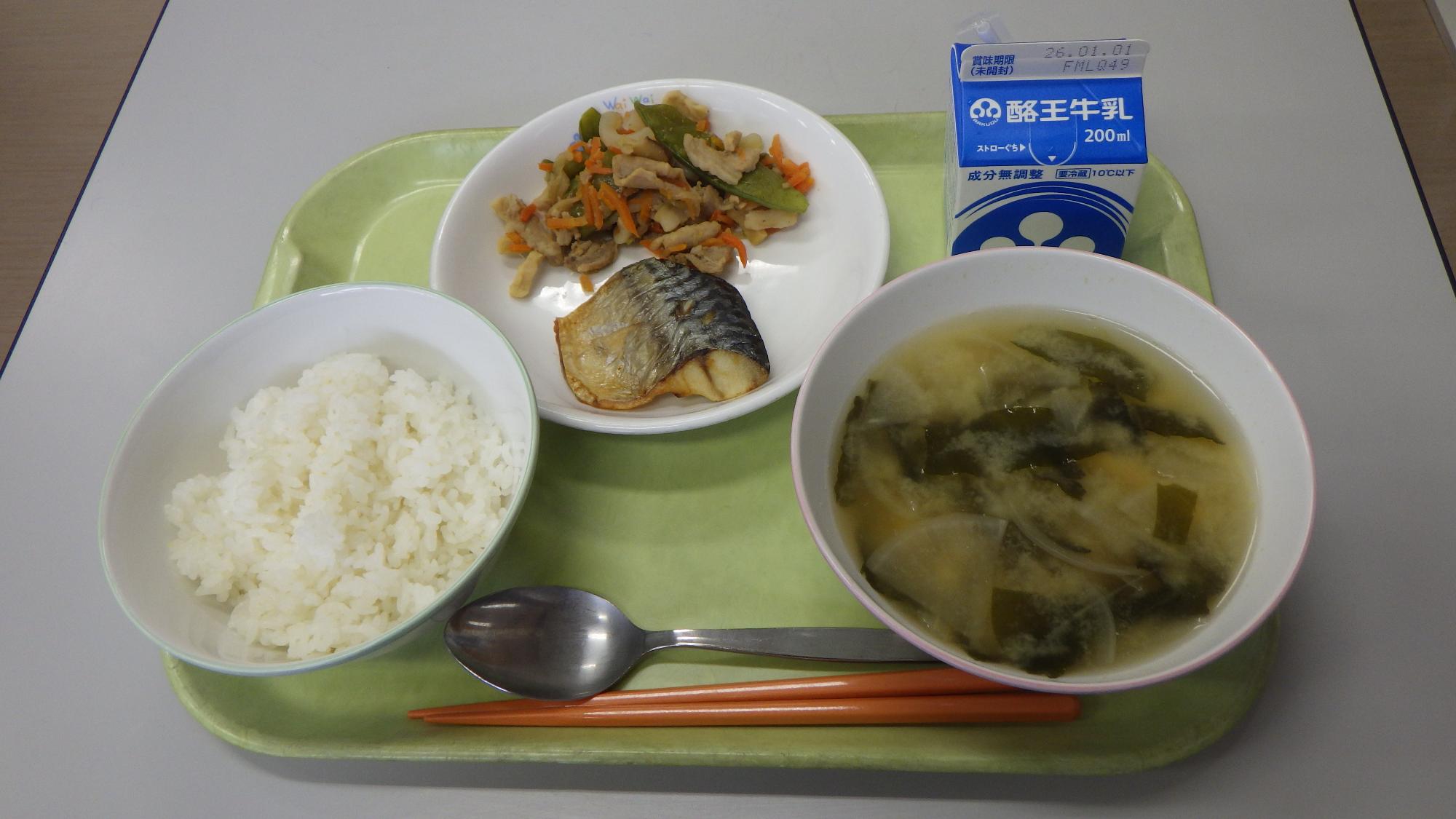 ごはん、牛乳、わかめのみそ汁、さばの塩焼き、豚肉のうま煮の写真