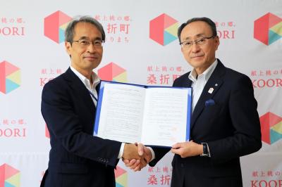 住宅金融支援機構東北支店長と協定書を取り交わす桑折町長の写真