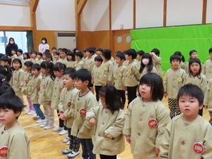 園児が歌っている様子