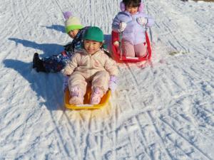 笑顔でそり遊び