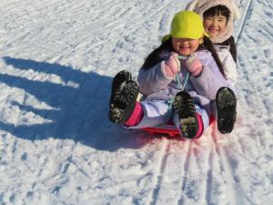 友達とそり遊び