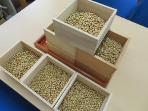 マスに入った煎り豆