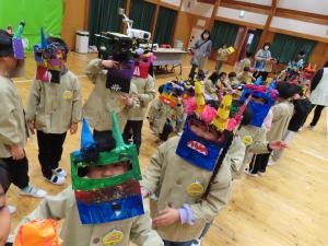 鬼のお面をかぶった園児たち