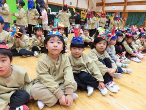 鬼のお面をかぶった年中組の園児たち