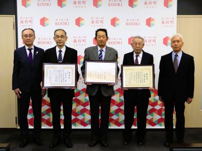 受賞者と桑折町長と町統計調査員協議会長の記念撮影