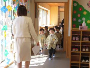 入園式会場に移動中